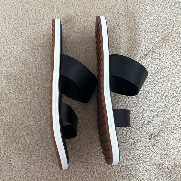 💜 HOST PICK 💜 Roots Kingston Sandal in Black - Picture 4 of 9